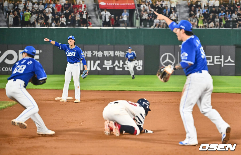 6일 부산 사직야구장에서 2024 신한 SOL 뱅크 KBO 리그 롯데 자이언츠와 삼성 라이온즈의 경기가 열렸다. 홈팀 롯데는 김진욱이 선발 출전하고 삼성은 육선엽이 선발 출전했다.삼성 라이온즈 양도근이 6회말 1사 1, 3루 포수 강민호의 1루 견제 폭투때 2루로 달리던 롯데 자이언츠 박승욱을 태그 아웃시키고 홈으로 공을 던지고 있다. 2024.09.06 / foto0307@osen.co.kr