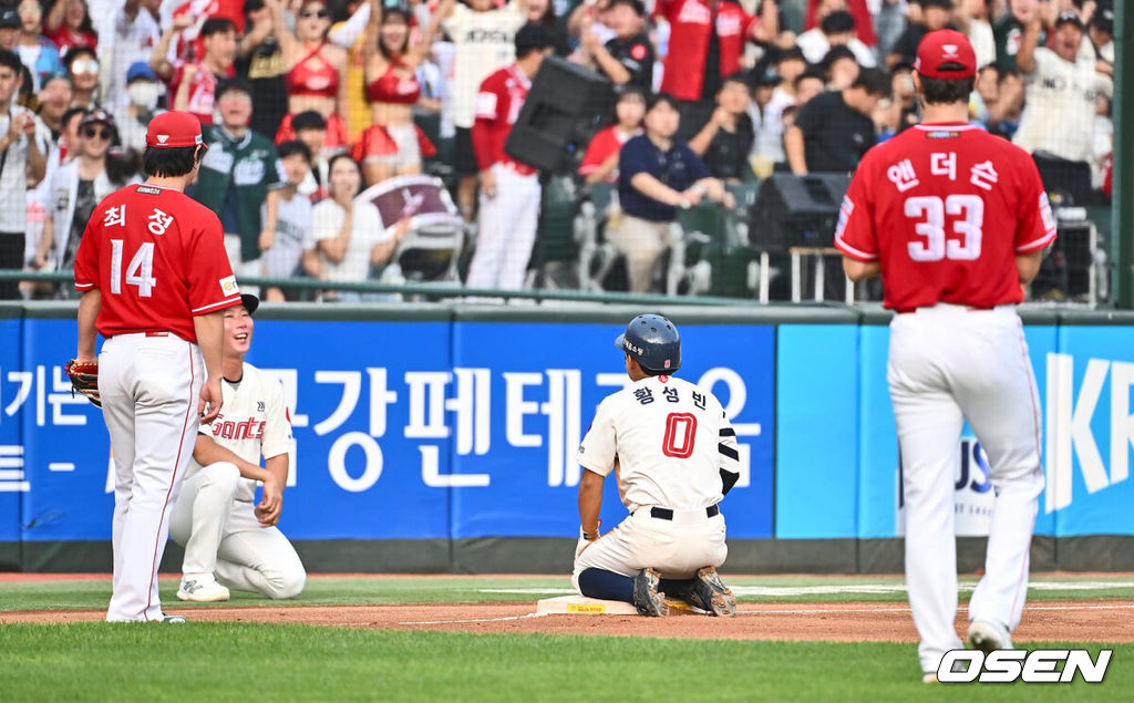 7일 부산 사직야구장에서 2024 신한 SOL 뱅크 KBO 리그 롯데 자이언츠와 SSG 랜더스의 경기가 열렸다. 홈팀 롯데는 박세웅이 선발 출전하고 SSG는 앤더슨이 선발 출전했다.롯데 자이언츠 황성빈이 3회초 1사 좌익수 왼쪽 2루타를 치고 공이 빠지는 사이 3루 도루를 시도했으나 아웃되자 고영민 코치가 아쉬워하고 있다. 2024.09.07 / foto0307@osen.co.kr