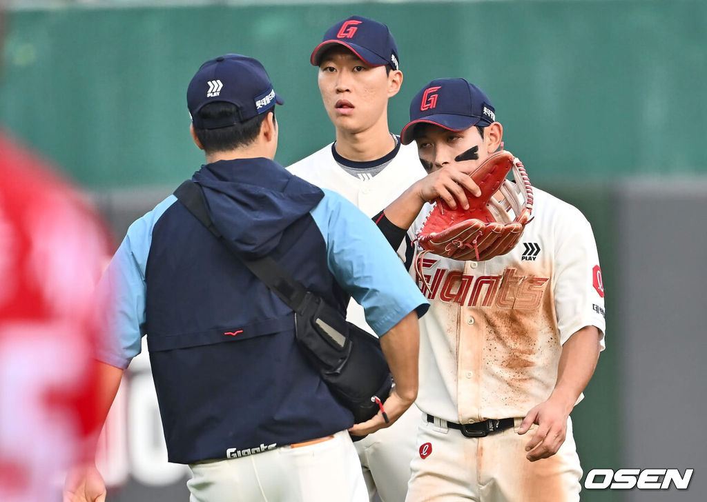 7일 부산 사직야구장에서 2024 신한 SOL 뱅크 KBO 리그 롯데 자이언츠와 SSG 랜더스의 경기가 열렸다. 홈팀 롯데는 박세웅이 선발 출전하고 SSG는 앤더슨이 선발 출전했다.롯데 자이언츠 황성빈이 4회초 수비 도중 교체를 요청해 더그아웃으로 들어가고 있다. 2024.09.07 / foto0307@osen.co.kr