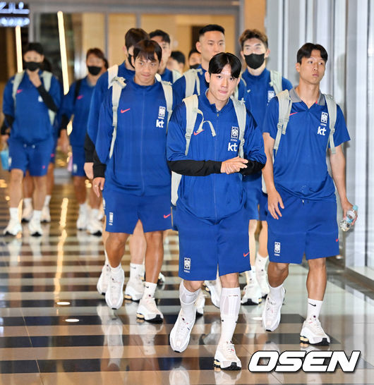 대한민국 축구대표팀 이 7일(현지시간) 오만 무스카트 국제 공항에 도착했다.  대한민국 축구대표팀은 오는 10일 오후 11시 오만과 2026 국제축구연맹(FIFA) 북중미 월드컵 아시아지역 3차 예선 B조 조별리그 2차전을 갖는다.  대한민국 축구대표팀이 오만 공항을 나서고 있다. 2024.09.07 / rumi@osen.co.kr