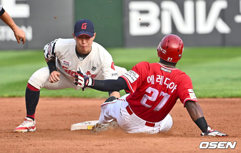 7일 부산 사직야구장에서 2024 신한 SOL 뱅크 KBO 리그 롯데 자이언츠와 SSG 랜더스의 경기가 열렸다. 홈팀 롯데는 박세웅이 선발 출전하고 SSG는 앤더슨이 선발 출전했다.SSG 랜더스 에레디아가 2회초 무사 1루 SSG 랜더스 한유섬의 삼진 아웃때 2루 도루를 시도했으나 아웃되고 있다. 2024.09.07 / foto0307@osen.co.kr