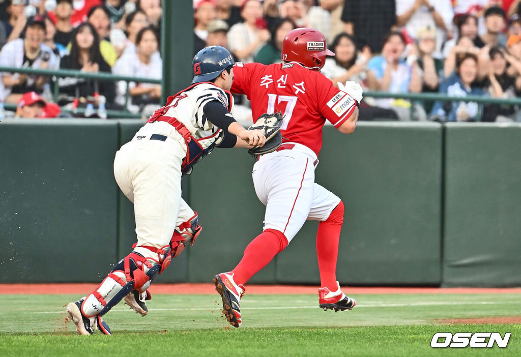 7일 부산 사직야구장에서 2024 신한 SOL 뱅크 KBO 리그 롯데 자이언츠와 SSG 랜더스의 경기가 열렸다. 홈팀 롯데는 박세웅이 선발 출전하고 SSG는 앤더슨이 선발 출전했다.롯데 자이언츠 손성빈이 4회초 무사 1,3루 SSG 랜더스 최정의 3루 땅볼때 추신수를 태그 아웃시키고 있다. 2024.09.07 / foto0307@osen.co.kr