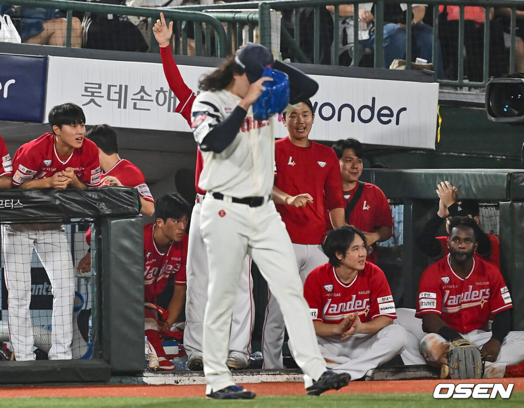 7일 부산 사직야구장에서 2024 신한 SOL 뱅크 KBO 리그 롯데 자이언츠와 SSG 랜더스의 경기가 열렸다. 홈팀 롯데는 박세웅이 선발 출전하고 SSG는 앤더슨이 선발 출전했다.롯데 자이언츠 김원중이 9회초 1사 1루 SSG 랜더스 이지영에게 중견수 앞 안타를 허용하고 아쉬워하고 있다. 2024.09.07 / foto0307@osen.co.kr