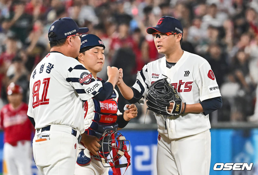 7일 부산 사직야구장에서 2024 신한 SOL 뱅크 KBO 리그 롯데 자이언츠와 SSG 랜더스의 경기가 열렸다. 홈팀 롯데는 박세웅이 선발 출전하고 SSG는 앤더슨이 선발 출전했다.롯데 자이언츠 선발 투수 박세웅이 8회초 교체되고 있다. 2024.09.07 / foto0307@osen.co.kr