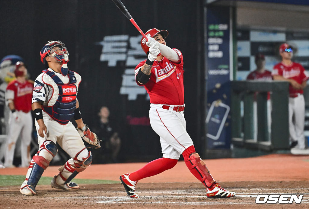 7일 부산 사직야구장에서 2024 신한 SOL 뱅크 KBO 리그 롯데 자이언츠와 SSG 랜더스의 경기가 열렸다. 홈팀 롯데는 박세웅이 선발 출전하고 SSG는 앤더슨이 선발 출전했다.SSG 랜더스 추신수가 9회초 1사 만루 동점 1타점 우익수 희생플라이를 치고 있다. 2024.09.07 / foto0307@osen.co.kr