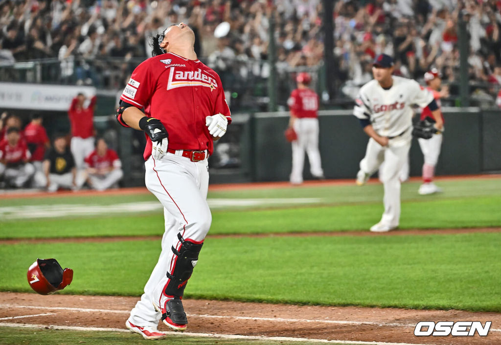 7일 부산 사직야구장에서 2024 신한 SOL 뱅크 KBO 리그 롯데 자이언츠와 SSG 랜더스의 경기가 열렸다. 홈팀 롯데는 박세웅이 선발 출전하고 SSG는 앤더슨이 선발 출전했다.SSG 랜더스 한유섬이 연장 12회초 2사 1,2루 잘맞은 타구가 2루수 직선타로 잡히자 아쉬워하고 있다. 2024.09.07 / foto0307@osen.co.kr