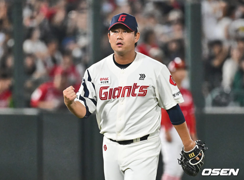 7일 부산 사직야구장에서 2024 신한 SOL 뱅크 KBO 리그 롯데 자이언츠와 SSG 랜더스의 경기가 열렸다. 홈팀 롯데는 박세웅이 선발 출전하고 SSG는 앤더슨이 선발 출전했다.롯데 자이언츠 김상수가 연장 11회초 2사 3루 하재훈을 3루 땅볼로 잡고 주먹을 불끈 쥐고 있다. 2024.09.07 / foto0307@osen.co.kr