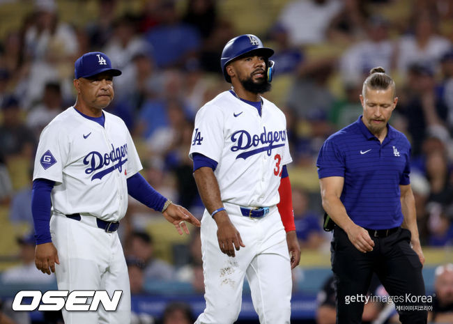 [사진] LA 다저스 데이브 로버츠 감독과 테오스카 에르난데스. ⓒGettyimages(무단전재 및 재배포 금지)