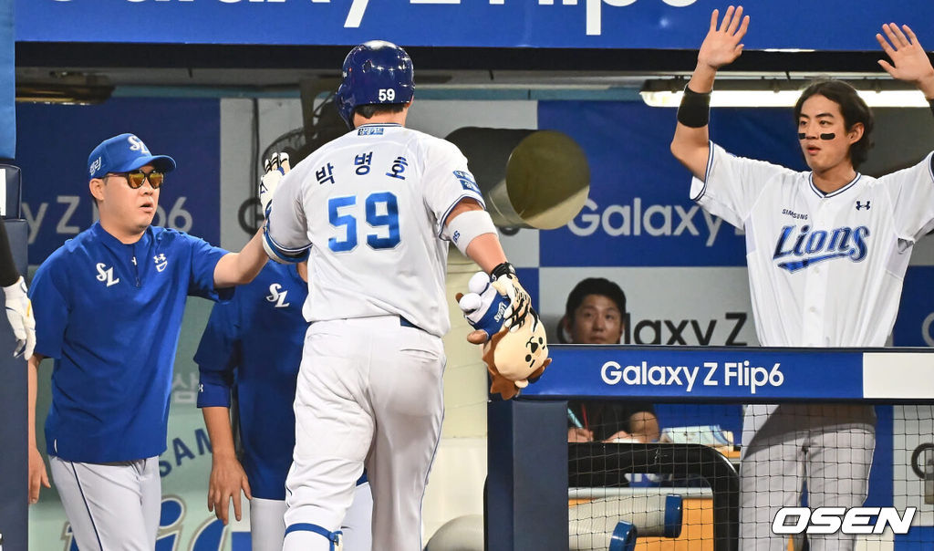 3일 대구삼성라이온즈파크에서 2024 신한 SOL 뱅크 KBO 리그 삼성 라이온즈와 롯데 자이언츠의 경기가 열렸다. 홈팀 삼성은 코너가 방문팀 롯데는 반즈가 선발 출전했다. 삼성 라이온즈 박병호가 4회말 1사 좌중월 동점 솔로 홈런을 치고 하이파이브를 하고 있다. 2024.09.03 / foto0307@osen.co.kr