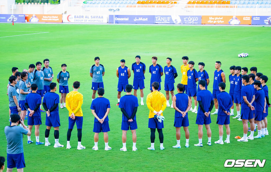 홍명보 감독이 이끄는 대한민국 축구대표팀 이 7일(현지시간) 오만 알 시브 스타디움에서 훈련을 가졌다.대한민국 축구대표팀은 오는 10일 오만과 2026 국제축구연맹(FIFA) 북중미 월드컵 아시아지역 3차 예선 B조 조별리그 2차전을 갖는다.대표팀이 그라운드 위에서 훈련을 하고 있다. 2024.09.07 / rumi@osen.co.kr