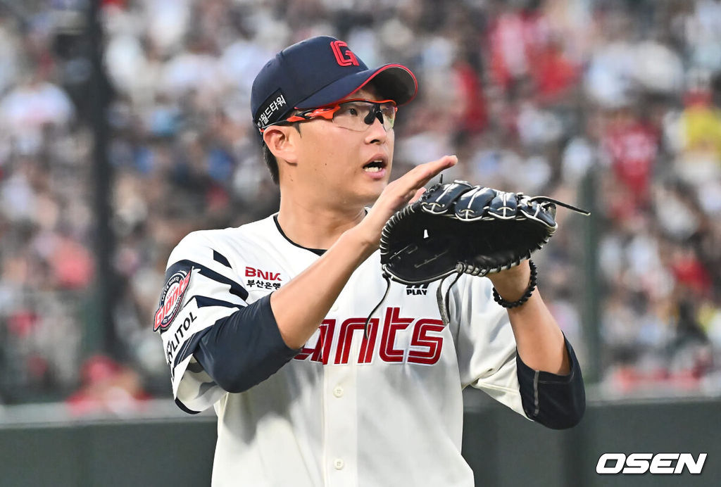 7일 부산 사직야구장에서 2024 신한 SOL 뱅크 KBO 리그 롯데 자이언츠와 SSG 랜더스의 경기가 열렸다. 홈팀 롯데는 박세웅이 선발 출전하고 SSG는 앤더슨이 선발 출전했다.롯데 자이언츠 선발 투수 박세웅이 6회초 2사 1,2루 SSG 랜더스 한유섬을 2루수 땅볼로 잡고 박수를 치고 있다. 2024.09.07 / foto0307@osen.co.kr