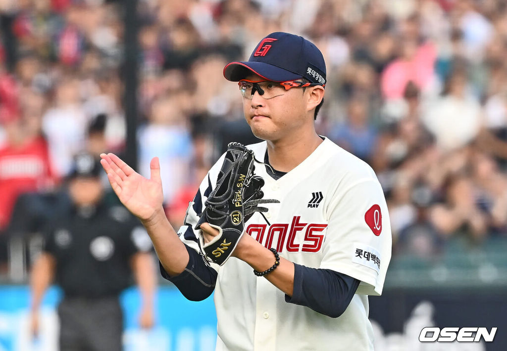 7일 부산 사직야구장에서 2024 신한 SOL 뱅크 KBO 리그 롯데 자이언츠와 SSG 랜더스의 경기가 열렸다. 홈팀 롯데는 박세웅이 선발 출전하고 SSG는 앤더슨이 선발 출전했다.롯데 자이언츠 선발 투수 박세웅이 4회초 2사 1,3루 SSG 랜더스 한유섬을 3루수 플라이 아웃으로 잡고 박수를 치며 기뻐하고 있다. 2024.09.07 / foto0307@osen.co.kr