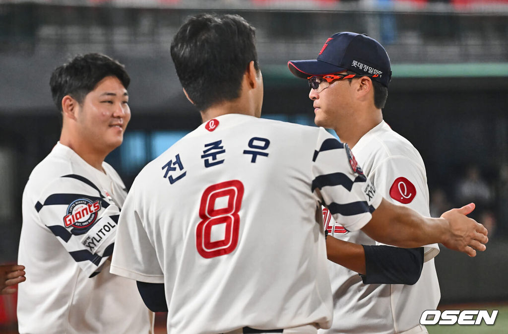 7일 부산 사직야구장에서 2024 신한 SOL 뱅크 KBO 리그 롯데 자이언츠와 SSG 랜더스의 경기가 열렸다. 홈팀 롯데는 박세웅이 선발 출전하고 SSG는 앤더슨이 선발 출전했다.롯데 자이언츠 선발 투수 박세웅이 8회초 교체되고 있다. 2024.09.07 / foto0307@osen.co.kr