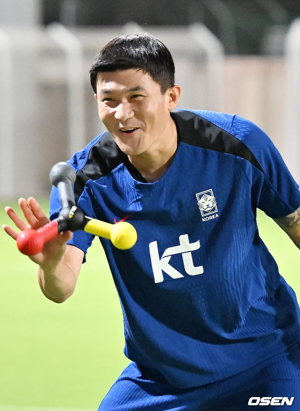 홍명보 감독이 이끄는 대한민국 축구대표팀 이 7일(현지시간) 오만 알 시브 스타디움에서 훈련을 가졌다.대한민국 축구대표팀은 오는 10일 오만과 2026 국제축구연맹(FIFA) 북중미 월드컵 아시아지역 3차 예선 B조 조별리그 2차전을 갖는다.한국 김민재가 훈련을 하며 미소짓고 있다. 2024.09.07 / rumi@osen.co.kr