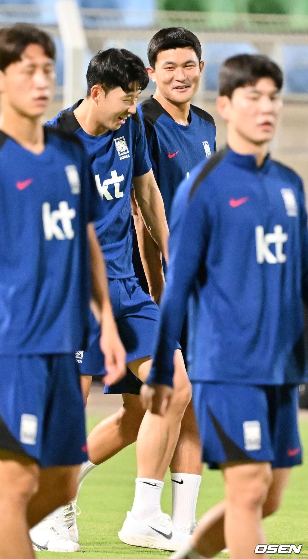 홍명보 감독이 이끄는 대한민국 축구대표팀 이 7일(현지시간) 오만 알 시브 스타디움에서 훈련을 가졌다.대한민국 축구대표팀은 오는 10일 오만과 2026 국제축구연맹(FIFA) 북중미 월드컵 아시아지역 3차 예선 B조 조별리그 2차전을 갖는다.한국 손흥민과 김민재가 훈련 중 환하게 웃고 있다. 2024.09.07 / rumi@osen.co.kr