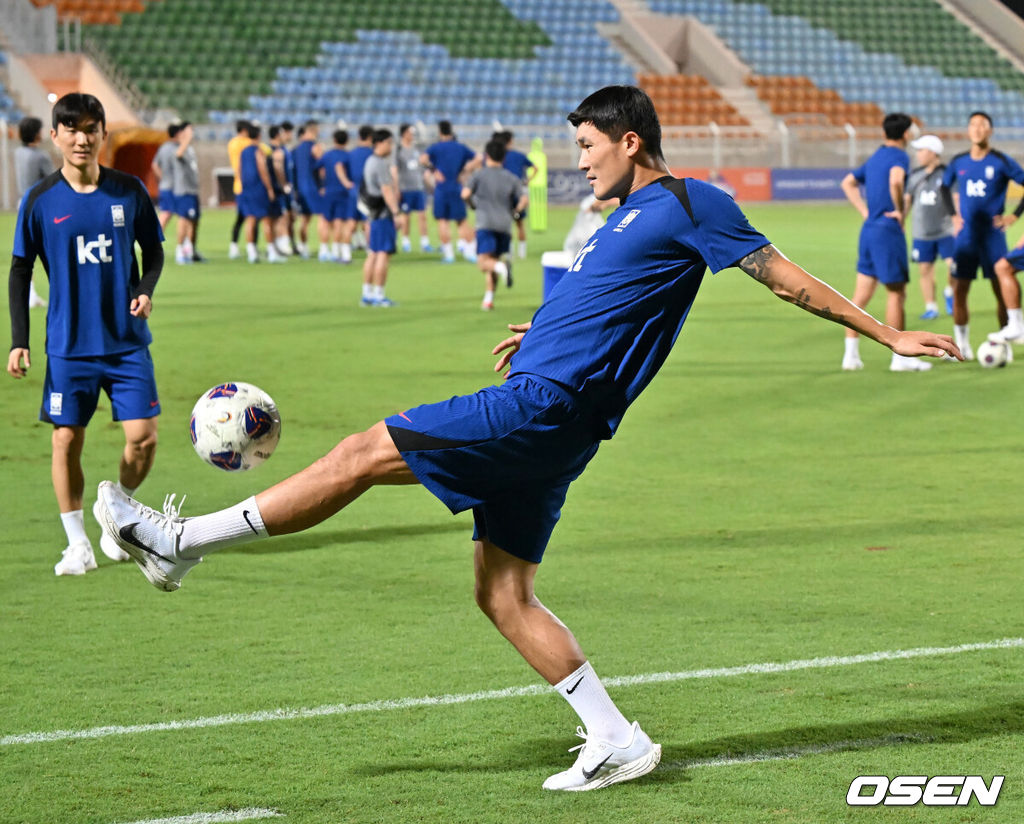 홍명보 감독이 이끄는 대한민국 축구대표팀 이 7일(현지시간) 오만 알 시브 스타디움에서 훈련을 가졌다.대한민국 축구대표팀은 오는 10일 오만과 2026 국제축구연맹(FIFA) 북중미 월드컵 아시아지역 3차 예선 B조 조별리그 2차전을 갖는다.한국 김민재가 훈련을 하고 있다. 2024.09.07 / rumi@osen.co.kr