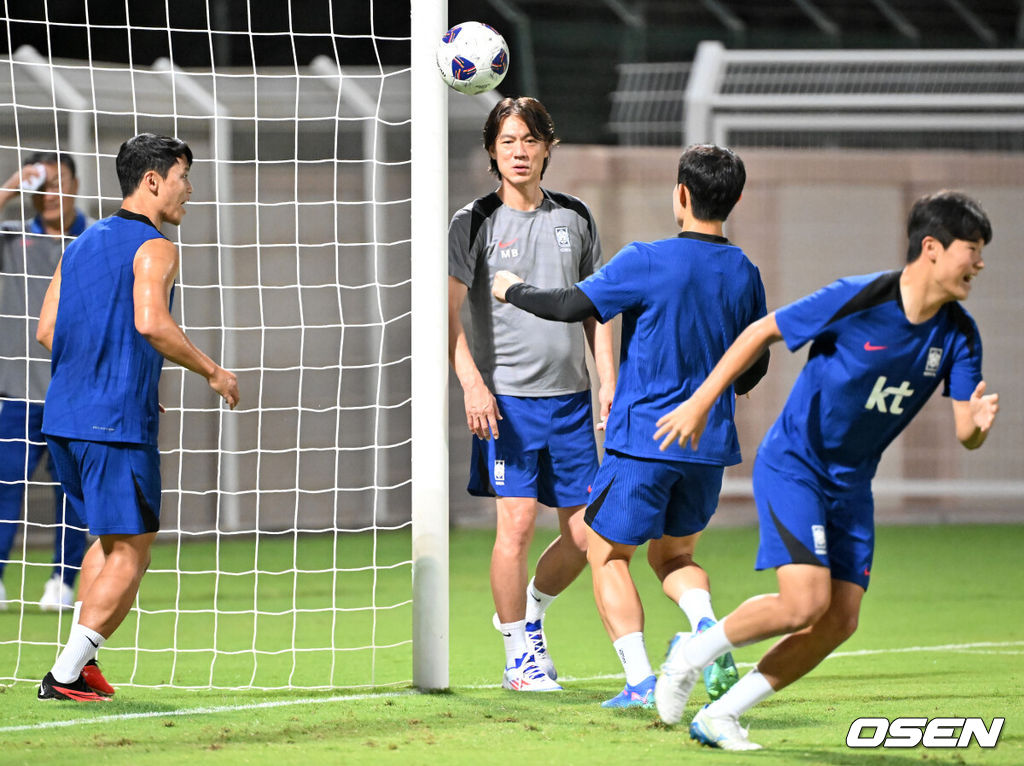 홍명보 감독이 이끄는 대한민국 축구대표팀 이 7일(현지시간) 오만 알 시브 스타디움에서 훈련을 가졌다.대한민국 축구대표팀은 오는 10일 오만과 2026 국제축구연맹(FIFA) 북중미 월드컵 아시아지역 3차 예선 B조 조별리그 2차전을 갖는다.한국 홍명보 감독이 선수들의 훈련을 주시하고 있다. 2024.09.07 / rumi@osen.co.kr