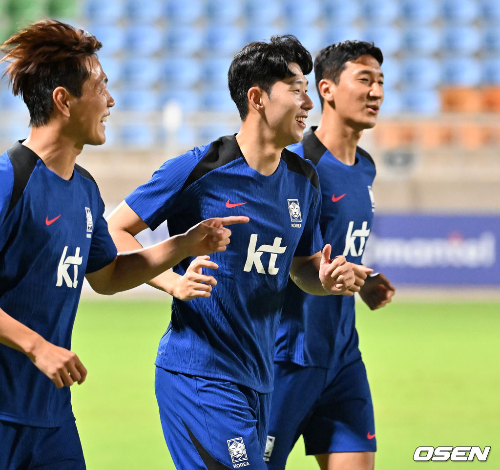 홍명보 감독이 이끄는 대한민국 축구대표팀 이 7일(현지시간) 오만 알 시브 스타디움에서 훈련을 가졌다.<br /><br />대한민국 축구대표팀은 오는 10일 오만과 2026 국제축구연맹(FIFA) 북중미 월드컵 아시아지역 3차 예선 B조 조별리그 2차전을 갖는다.<br /><br />한국 손흥민이 훈련을 하며 미소짓고 있다. 2024.09.07 / rumi@osen.co.kr