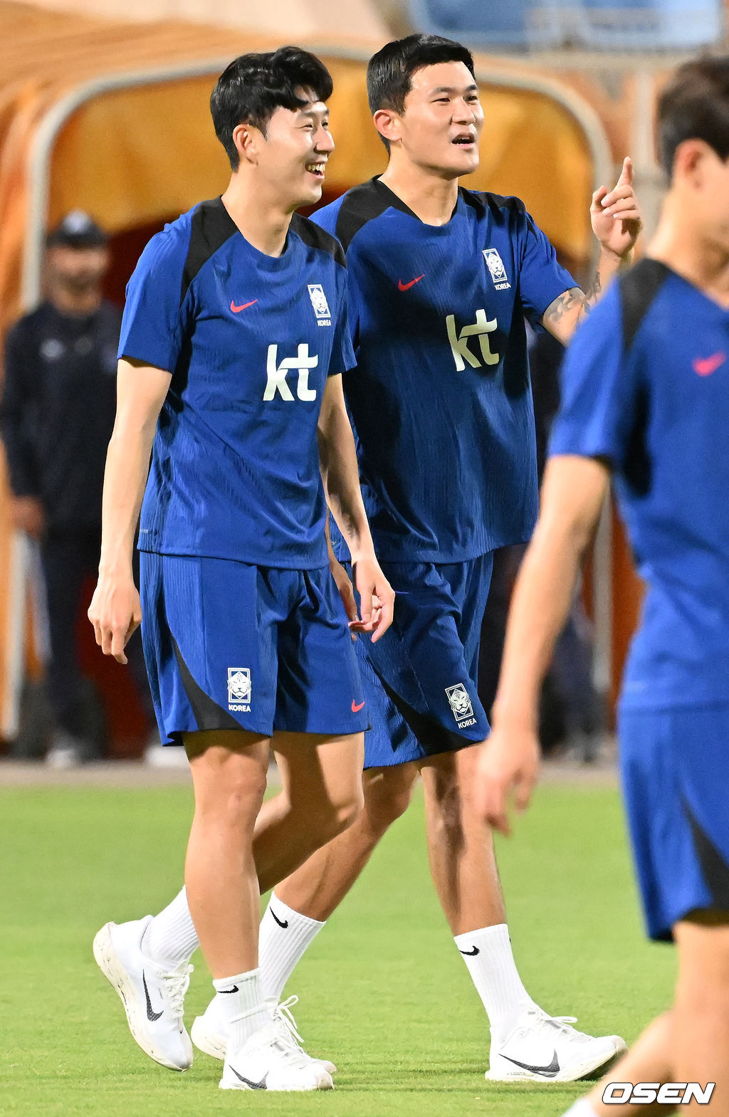 홍명보 감독이 이끄는 대한민국 축구대표팀 이 7일(현지시간) 오만 알 시브 스타디움에서 훈련을 가졌다.대한민국 축구대표팀은 오는 10일 오만과 2026 국제축구연맹(FIFA) 북중미 월드컵 아시아지역 3차 예선 B조 조별리그 2차전을 갖는다.한국 손흥민과 김민재가 훈련 중 환하게 웃고 있다. 2024.09.07 / rumi@osen.co.kr