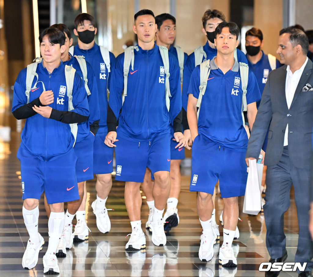 대한민국 축구대표팀 이 7일(현지시간) 오만 무스카트 공항에 도착했다.대한민국 축구대표팀은 오는 10일 오후 11시 오만과 2026 국제축구연맹(FIFA) 북중미 월드컵 아시아지역 3차 예선 B조 조별리그 2차전을 갖는다.대한민국 축구대표팀이 공항 출국장을 나서고 있다. 2024.09.07 / rumi@osen.co.kr