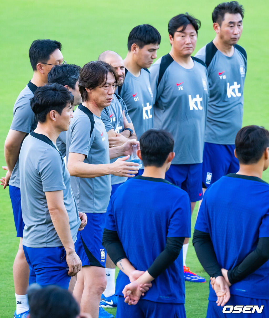 홍명보 감독이 이끄는 대한민국 축구대표팀 이 7일(현지시간) 오만 알 시브 스타디움에서 훈련을 가졌다.대한민국 축구대표팀은 오는 10일 오만과 2026 국제축구연맹(FIFA) 북중미 월드컵 아시아지역 3차 예선 B조 조별리그 2차전을 갖는다.한국 홍명보 감독이 훈련 전 미팅을 갖고 있다. 2024.09.07 / rumi@osen.co.kr