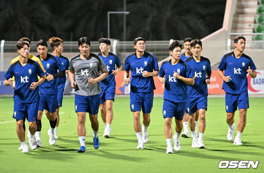 홍명보 감독이 이끄는 대한민국 축구대표팀 이 7일(현지시간) 오만 알 시브 스타디움에서 훈련을 가졌다.대한민국 축구대표팀은 오는 10일 오만과 2026 국제축구연맹(FIFA) 북중미 월드컵 아시아지역 3차 예선 B조 조별리그 2차전을 갖는다.축구대표팀이 런닝 훈련을 하고 있다. 2024.09.07 / rumi@osen.co.kr