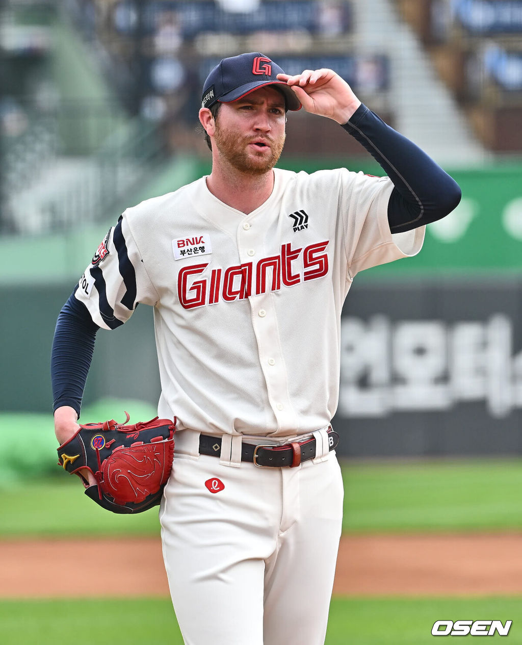 8일 부산 사직야구장에서 2024 신한 SOL 뱅크 KBO 리그 롯데 자이언츠와 SSG 랜더스의 경기가 열렸다. 롯데 자이언츠 반즈가 2회초 1사 SSG 랜더스 고명준에게 2루수 앞 안타를 허용하고 아쉬워하고 있다. 2024.09.08 / foto0307@osen.co.kr