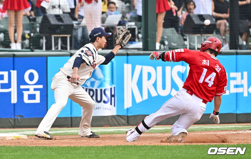 8일 부산 사직야구장에서 2024 신한 SOL 뱅크 KBO 리그 롯데 자이언츠와 SSG 랜더스의 경기가 열렸다. SSG 랜더스 최정이 3회초 좌익수 오른쪽 뒤 3루타를 치고 진루하고 있다. 2024.09.08 / foto0307@osen.co.kr