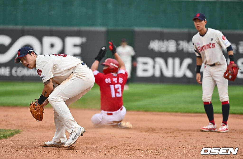 8일 부산 사직야구장에서 2024 신한 SOL 뱅크 KBO 리그 롯데 자이언츠와 SSG 랜더스의 경기가 열렸다. 롯데 자이언츠 고승민이 5회초 1사 1루 SSG 랜더스 고명준의 타구를 놓치고 있다. 2024.09.08 / foto0307@osen.co.kr