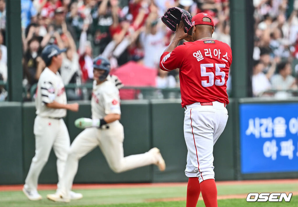 8일 부산 사직야구장에서 2024 신한 SOL 뱅크 KBO 리그 롯데 자이언츠와 SSG 랜더스의 경기가 열렸다. SSG 랜더스 엘리아스가 5회초 2사 1,2루 롯데 자이언츠 손호영의 타구를 몸을 날려 잡은 에레디아를 향해 감사 인사를 하고 있다. 2024.09.08 / foto0307@osen.co.kr