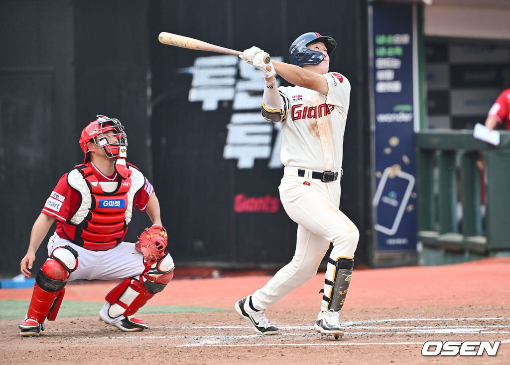 8일 부산 사직야구장에서 2024 신한 SOL 뱅크 KBO 리그 롯데 자이언츠와 SSG 랜더스의 경기가 열렸다. 롯데 자이언츠 나승엽이 6회말 무사 1,3루 우익수 희생플라이를 치고 있다. 2024.09.08 / foto0307@osen.co.kr