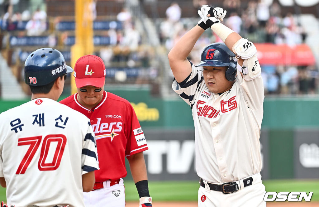 8일 부산 사직야구장에서 2024 신한 SOL 뱅크 KBO 리그 롯데 자이언츠와 SSG 랜더스의 경기가 열렸다. 롯데 자이언츠 정훈이 6회말 1사 2루 중견수 오른쪽 1타점 안타를 치고 세리머니를 하고 있다. 2024.09.08 / foto0307@osen.co.kr