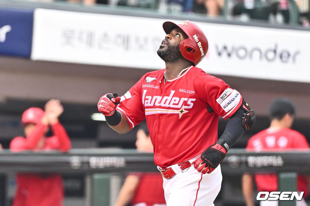 8일 부산 사직야구장에서 2024 신한 SOL 뱅크 KBO 리그 롯데 자이언츠와 SSG 랜더스의 경기가 열렸다. SSG 랜더스 에레디아가 8회초 무사 1,2루 좌월 3점 홈런을 치고 세리머니를 하고 있다. 2024.09.08 / foto0307@osen.co.kr