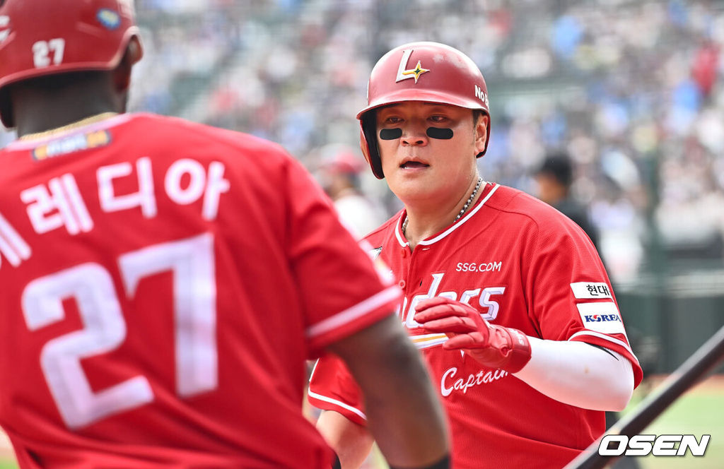 8일 부산 사직야구장에서 2024 신한 SOL 뱅크 KBO 리그 롯데 자이언츠와 SSG 랜더스의 경기가 열렸다. SSG 랜더스 추신수가 1회초 1사 3루 최정의 중견수 희생플라이때 득점을 올리고 에레디아와 하이파이브를 하고 있다. 2024.09.08 / foto0307@osen.co.kr