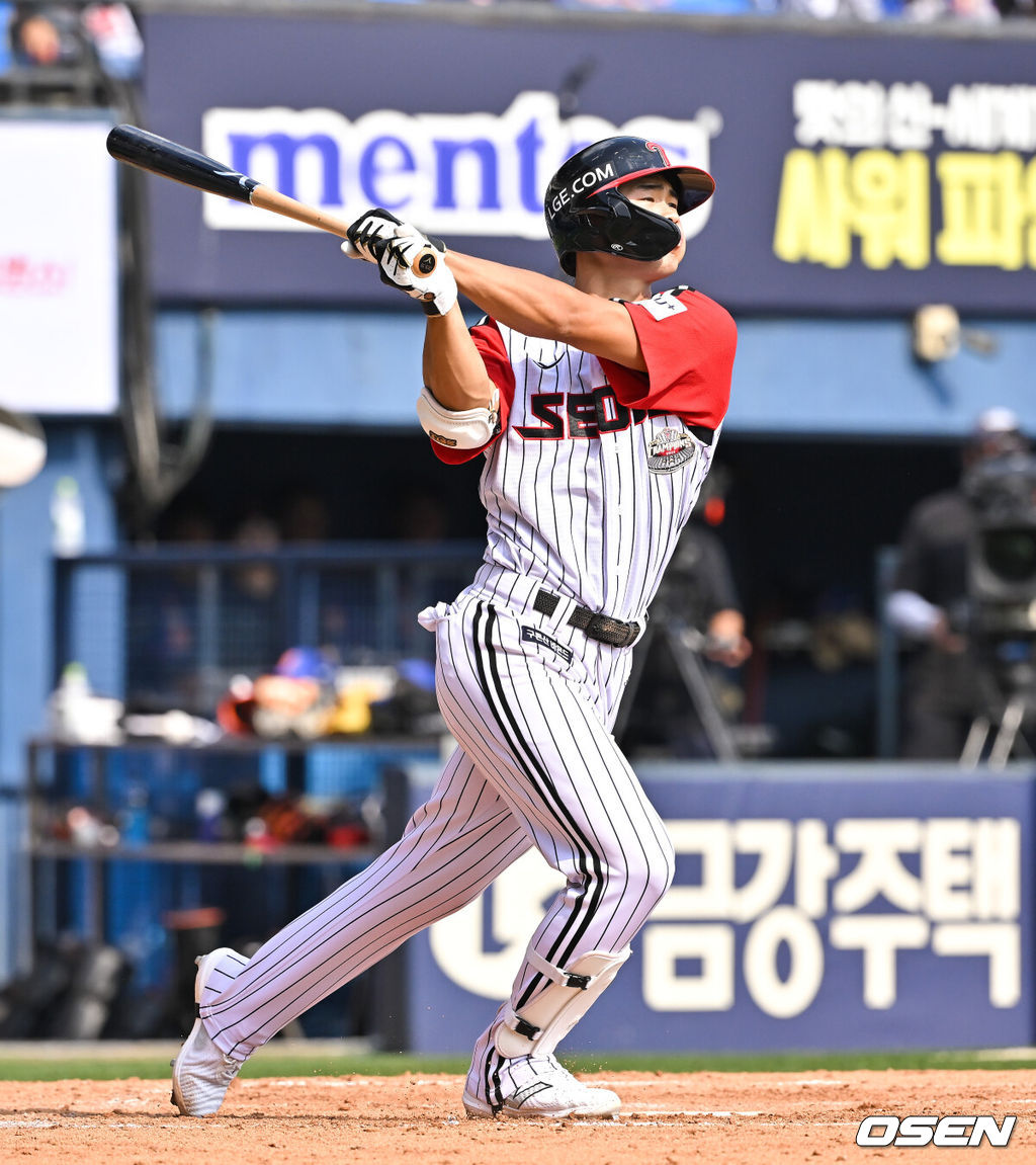 8일 오후 서울 잠실구장에서 ‘2024 신한 SOL BANK KBO리그’ LG 트윈스와 한화 이글스의 경기가 진행됐다. 이날 LG은 에르난데스를, 한화는 조동욱을 선발투수로 내세웠다.3회말 2사 2,3루 LG 이영빈이 3점 홈런을 날리고 있다.  2024.09.08 / soul1014@osen.co.kr