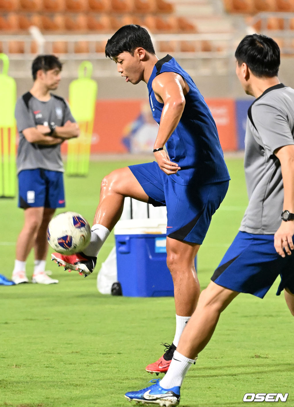 홍명보 감독이 이끄는 대한민국 축구대표팀 이 7일(현지시간) 오만 알 시브 스타디움에서 훈련을 가졌다.<br /><br />대한민국 축구대표팀은 오는 10일 오만과 2026 국제축구연맹(FIFA) 북중미 월드컵 아시아지역 3차 예선 B조 조별리그 2차전을 갖는다.<br /><br />한국 황희찬이 훈련을 하고 있다. 2024.09.07 / rumi@osen.co.kr