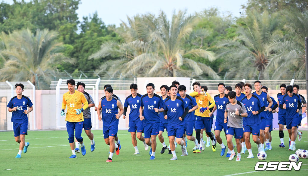 홍명보 감독이 이끄는 대한민국 축구대표팀 이 8일(현지시간) 오만 알 시브 스타디움에서 훈련을 가졌다.대한민국 축구대표팀은 오는 10일 오만과 2026 국제축구연맹(FIFA) 북중미 월드컵 아시아지역 3차 예선 B조 조별리그 2차전을 갖는다.축구대표팀이 러닝 훈련을 하고 있다. 2024.09.08 / rumi@osen.co.kr