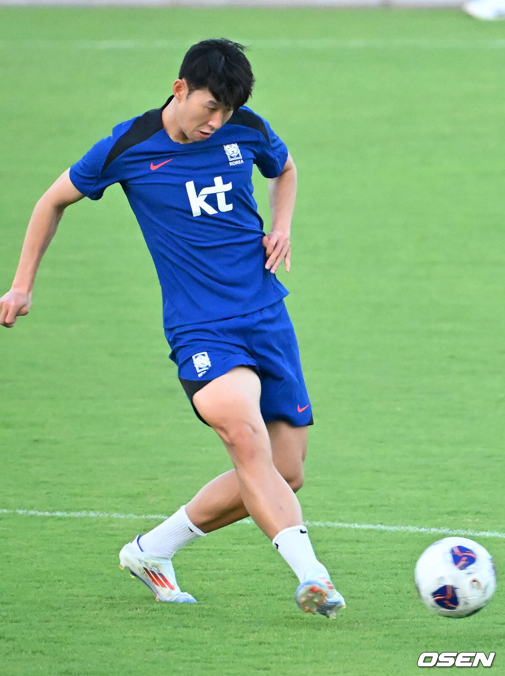 홍명보 감독이 이끄는 대한민국 축구대표팀 이 8일(현지시간) 오만 알 시브 스타디움에서 훈련을 가졌다.대한민국 축구대표팀은 오는 10일 오만과 2026 국제축구연맹(FIFA) 북중미 월드컵 아시아지역 3차 예선 B조 조별리그 2차전을 갖는다.축구대표팀 손흥민이 그라운드 위에서 훈련을 하고 있다. 2024.09.08 / rumi@osen.co.kr