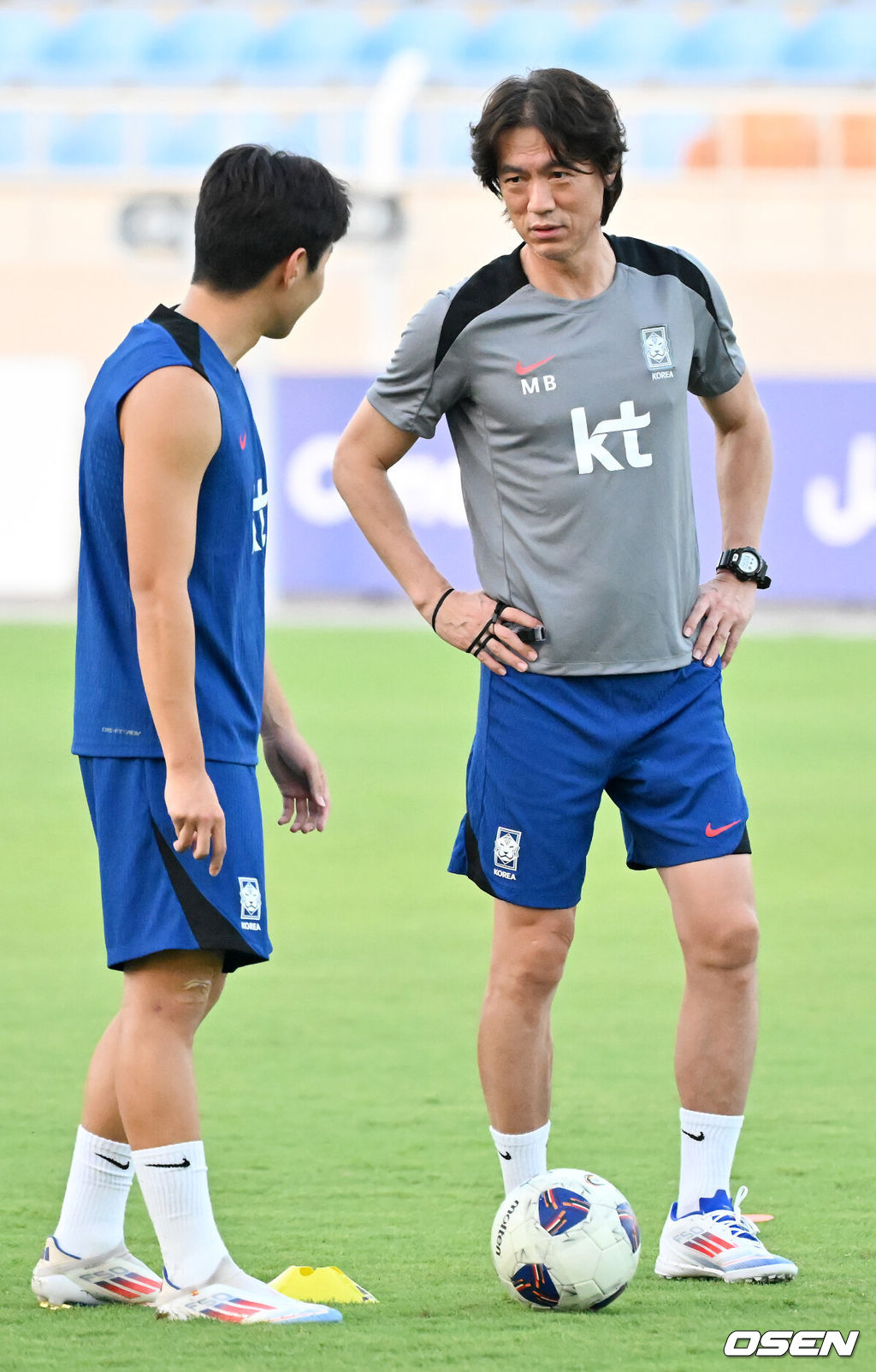 홍명보 감독이 이끄는 대한민국 축구대표팀 이 8일(현지시간) 오만 알 시브 스타디움에서 훈련을 가졌다.대한민국 축구대표팀은 오는 10일 오만과 2026 국제축구연맹(FIFA) 북중미 월드컵 아시아지역 3차 예선 B조 조별리그 2차전을 갖는다.축구대표팀 홍명보 감독이 훈련 중 이강인과 얘기를 나누고 있다. 2024.09.08 / rumi@osen.co.kr