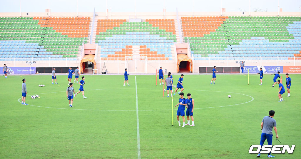 홍명보 감독이 이끄는 대한민국 축구대표팀 이 8일(현지시간) 오만 알 시브 스타디움에서 훈련을 가졌다.대한민국 축구대표팀은 오는 10일 오만과 2026 국제축구연맹(FIFA) 북중미 월드컵 아시아지역 3차 예선 B조 조별리그 2차전을 갖는다.축구대표팀이 그라운드 위에서 훈련을 하고 있다. 2024.09.08 / rumi@osen.co.kr