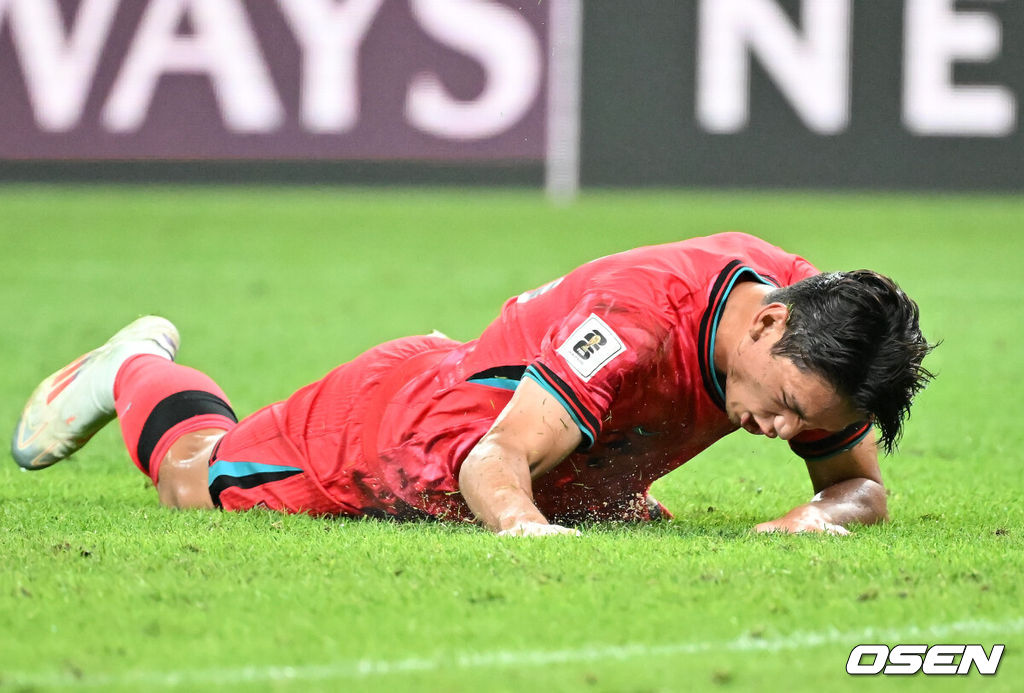 5일 서울 마포구 서울월드컵경기장에서 2026 북중미 월드컵 아시아지역 3차 예선 B조 조별리그 1차전 한국과 팔레스타인의 경기가 진행됐다.2014 브라질 월드컵 조별리그 탈락 이후 다시 축구 국가대표팀 지휘봉을 잡은 홍명보 감독의 10년 만에 A매치 복귀 무대로 한국은 북중미 월드컵에서 11회 연속 월드컵 본선에 도전한다.경기 종료 직전 한국 오세훈이 헤딩슛을 시도한 후 그라운드를 손으로 내리치며 아쉬워하고 있다. 2024.09.05 / rumi@osen.co.kr