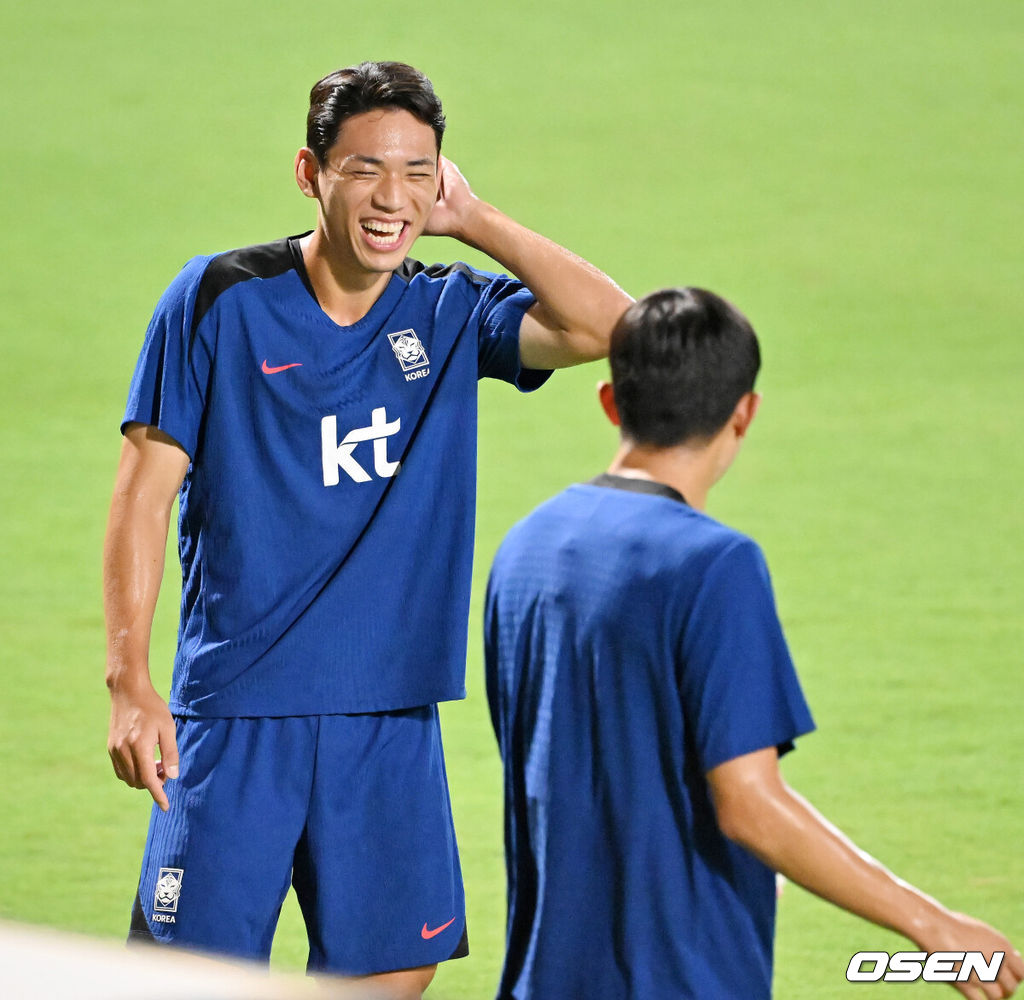 홍명보 감독이 이끄는 대한민국 축구대표팀 이 7일(현지시간) 오만 알 시브 스타디움에서 훈련을 가졌다.대한민국 축구대표팀은 오는 10일 오만과 2026 국제축구연맹(FIFA) 북중미 월드컵 아시아지역 3차 예선 B조 조별리그 2차전을 갖는다.한국 오세훈이 김민재와 그라운드 위에서 훈련을 하며 미소짓고 있다. 2024.09.07 / rumi@osen.co.kr