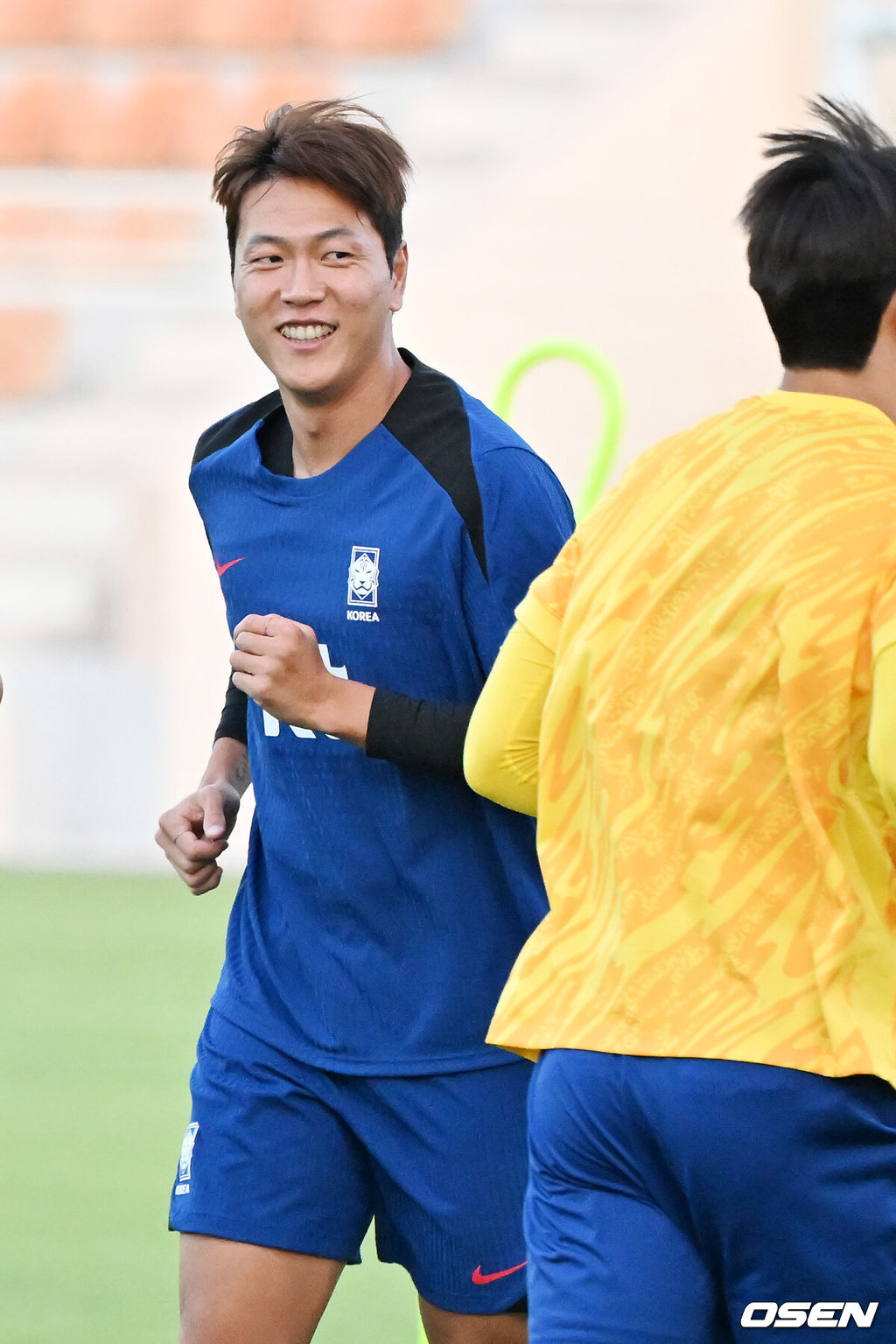 홍명보 감독이 이끄는 대한민국 축구대표팀 이 8일(현지시간) 오만 알 시브 스타디움에서 훈련을 가졌다.대한민국 축구대표팀은 오는 10일 오만과 2026 국제축구연맹(FIFA) 북중미 월드컵 아시아지역 3차 예선 B조 조별리그 2차전을 갖는다.대한민국 축구대표팀 김영권이 그라운드 위에서 훈련을 하며 미소짓고 있다. 2024.09.08 / rumi@osen.co.kr