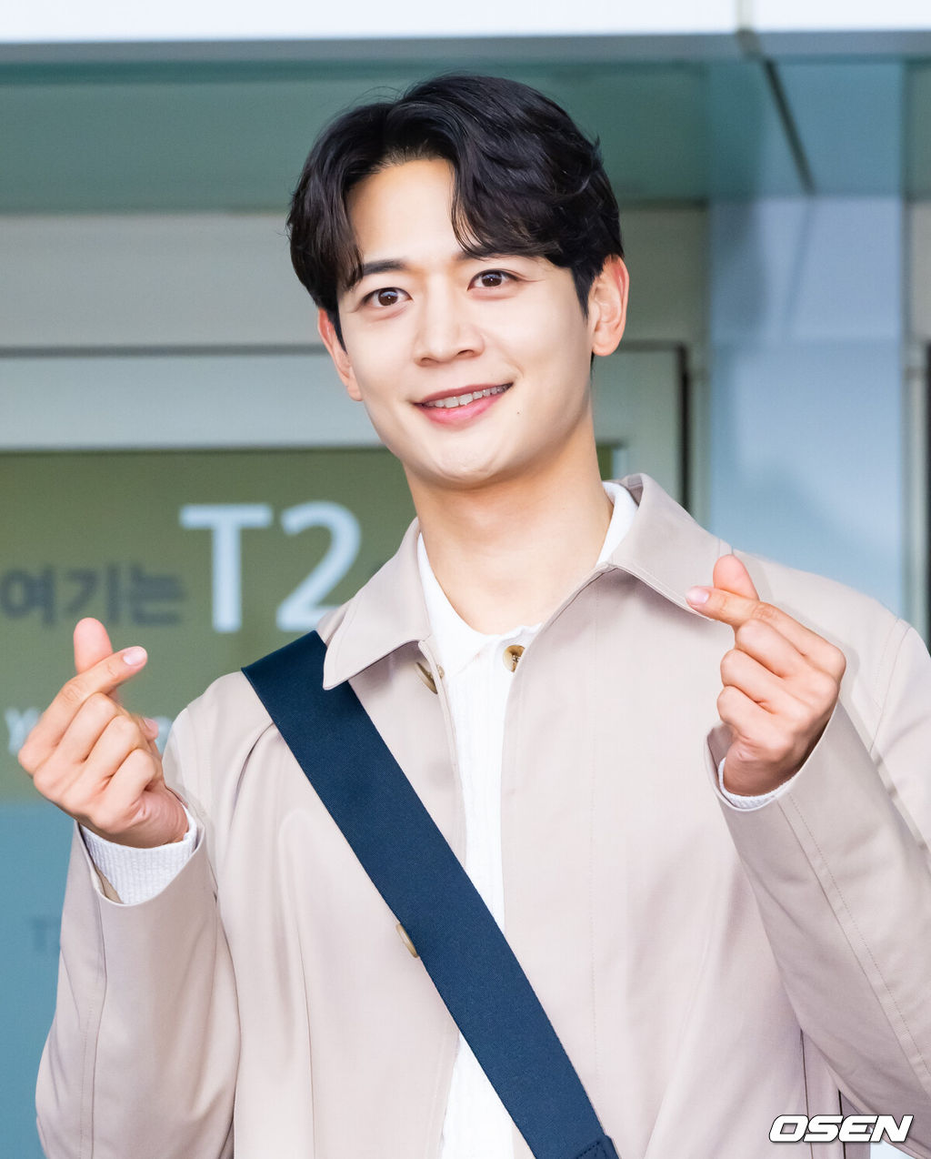 그룹 샤이니 멤버 민호가 25일 오후 인천국제공항을 통해 해외 일정 참석차 이탈리아 로마로 출국했다.샤이니 민호가 출국에 앞서 포즈를 취하고 있다. . 2024.03.25 / soul1014@osen.co.kr