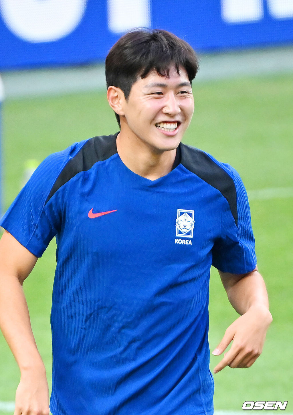 홍명보 감독이 이끄는 한국 축구대표팀이 4일 오후 서울월드컵경기장에서 2026 국제축구연맹(FIFA) 북중미 월드컵 3차 예선을 앞두고 훈련을 가졌다.한국은 9월 5일 오후 8시 서울월드컵경기장에서 팔레스타인과 1차전을 치른다. 이후 10일 오후 11시 오만 무스카트의 술탄 카부스 스포츠 콤플렉스에서 오만과 2차전 원정 경기를 펼친다. 대표팀 이강인이 그라운드 위에서 훈련을 하며 미소짓고 있다. 2024.09.04 / rumi@osen.co.kr