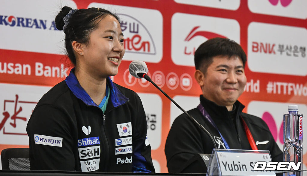 15일 부산 해운대구 벡스코에서 BNK부산은행 2024 부산세계탁구선수권대회 기자회견이 열렸다. 페트라쇠링 ITTF회장 및 IOC위원, 신유빈, 유승민 조직위공동위원장 및 ITTF 집행위원 및 IOC 위원이 기자들의 질문에 답하고 있다. 2024.02.15 / foto0307@osen.co.kr