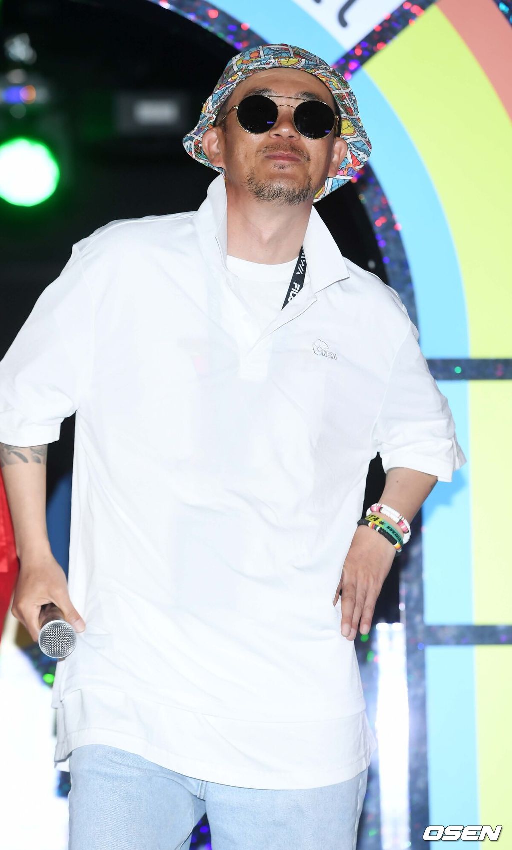 12일 오후 서울 서초구 잠원동 ‘롤러시티’에서 네파 썸머폴로 프레도 런칭 기념 ‘썸머 폴로 링크’ 소비자 행사가 진행됐다.90년대 초부터 수많은 히트곡으로 활동해 온 DJ DOC, 힙합 아티스트 베이식과 함께 룰라의 김지현, 채리나가 행사에 참석해 자리를 빛냈다.80년대 후반부터 90년대 초반까지 패션은 물론 문화 트렌드를 주도했던 ‘로라장’을 컨셉으로 한 이번 이벤트는 추첨을 통해 뽑힌 약 300여명의 참가자들이 롤러스케이트를 직접 타며 다양한 프로그램을 즐겼다.DJ DOC 이하늘이 포토월에서 포즈를 취하고 있다. /rumi@osen.co.kr