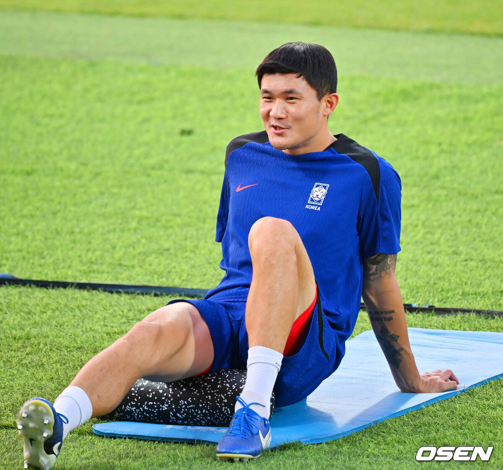 홍명보 감독이 이끄는 대한민국 축구대표팀 이 9일(현지시간) 오만 무스카트 술탄 카부스 종합운동장에서 공식 훈련을 가졌다.대한민국 축구대표팀은 오는 10일 오만과 2026 국제축구연맹(FIFA) 북중미 월드컵 아시아지역 3차 예선 B조 조별리그 2차전을 갖는다.대한민국 축구대표팀이 김민재가 그라운드 위에서 몸을 풀며 미소짓고 있다. 2024.09.09 / rumi@osen.co.kr