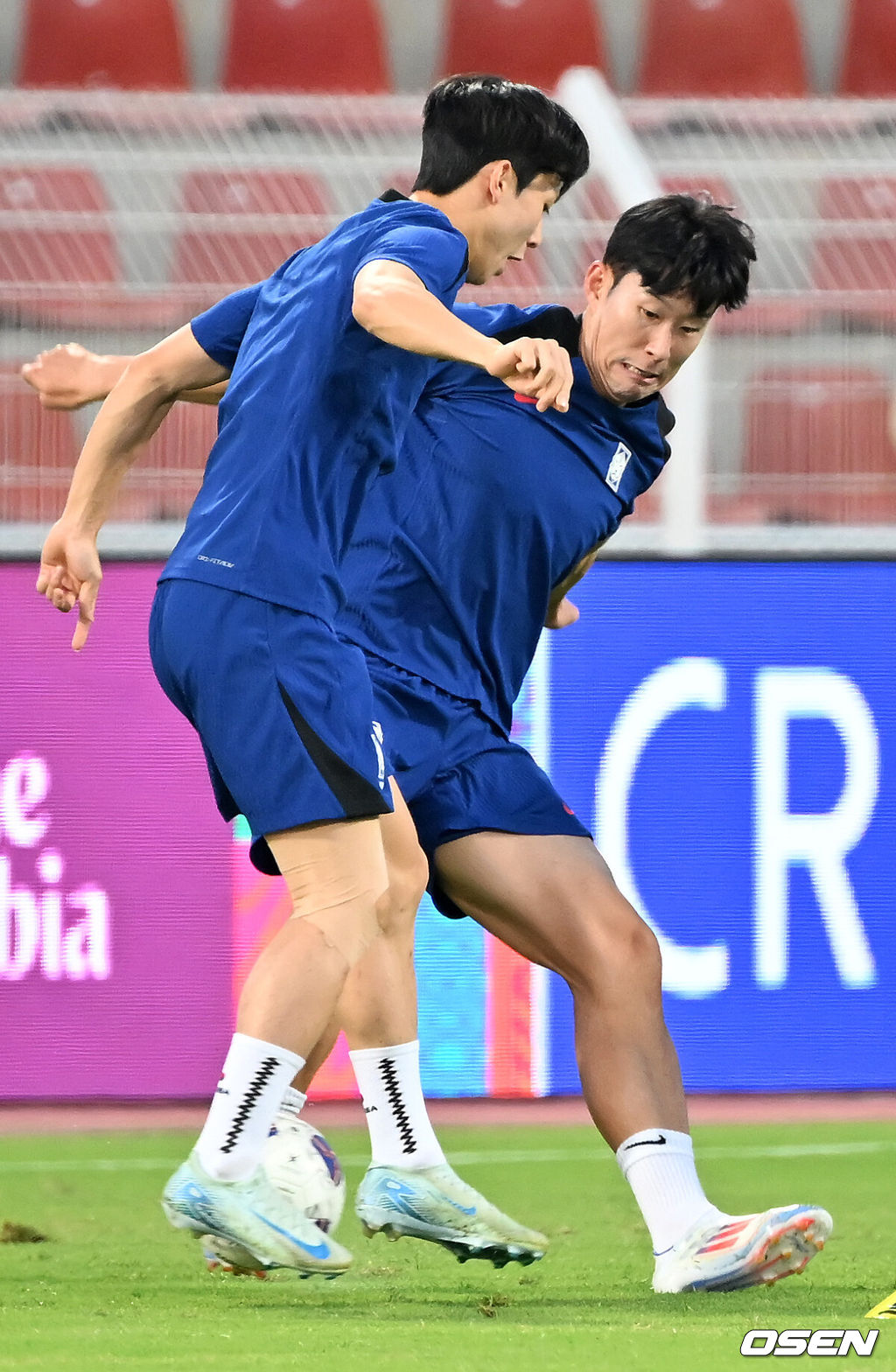 홍명보 감독이 이끄는 대한민국 축구대표팀 이 9일(현지시간) 오만 무스카트 술탄 카부스 종합운동장에서 공식 훈련을 가졌다.대한민국 축구대표팀은 오는 10일 오만과 2026 국제축구연맹(FIFA) 북중미 월드컵 아시아지역 3차 예선 B조 조별리그 2차전을 갖는다.대한민국 축구대표팀이 손흥민과 양민혁이 볼다툼을 하고 있다. 2024.09.09 / rumi@osen.co.kr