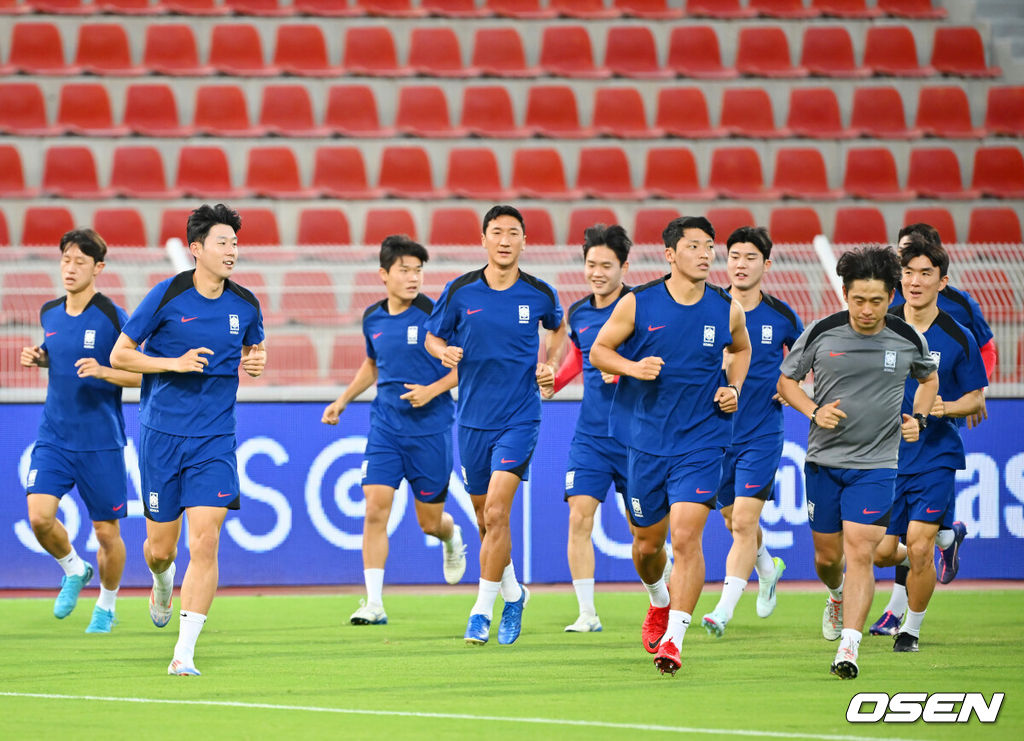 홍명보 감독이 이끄는 대한민국 축구대표팀 이 9일(현지시간) 오만 무스카트 술탄 카부스 종합운동장에서 공식 훈련을 가졌다.대한민국 축구대표팀은 오는 10일 오만과 2026 국제축구연맹(FIFA) 북중미 월드컵 아시아지역 3차 예선 B조 조별리그 2차전을 갖는다.대한민국 축구대표팀이 그라운드 위에서 훈련을 하고 있다. 2024.09.09 / rumi@osen.co.kr